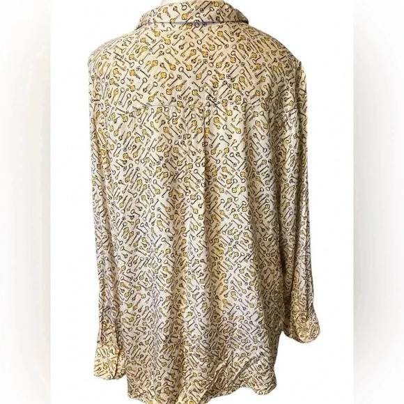 Gold key Print Button-Up Blouse
BIN #14 - Picture 3 of 8